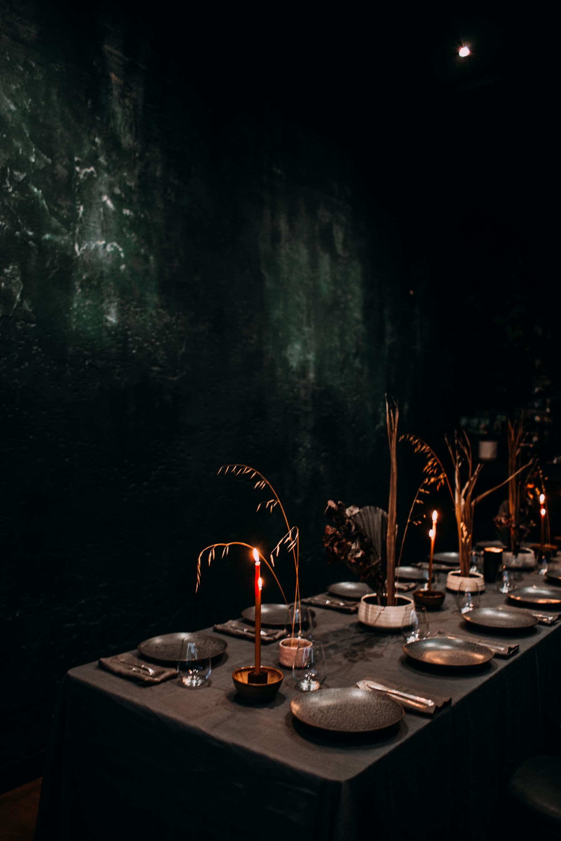 Dukat bord i levande ljus på Restaurang Glöd